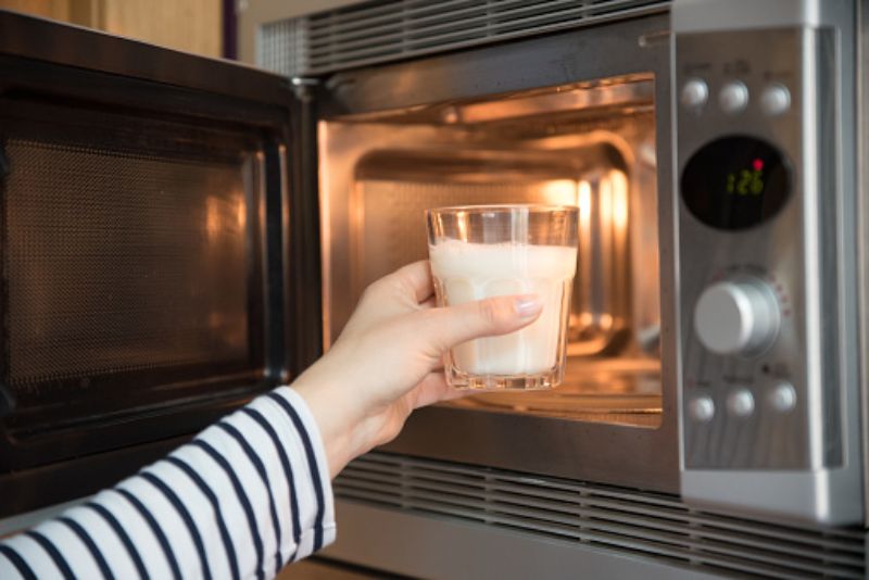 microwave-frothing-milk